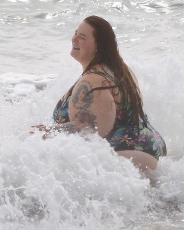 Відома модель plus-size показала реальні пляжні фото - фото 342038