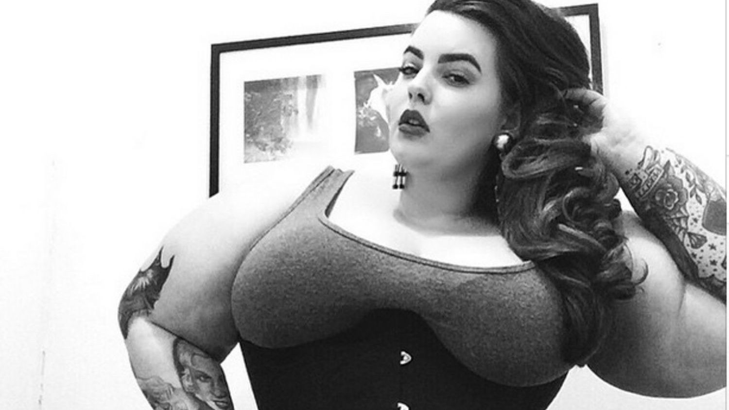 На фото Холлідей відображена на пляжі - фото 1