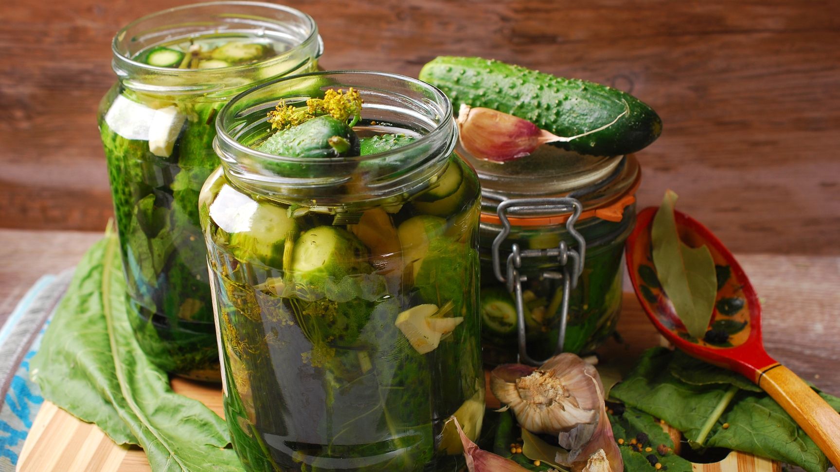 Кому не варто їсти мариновані огірки