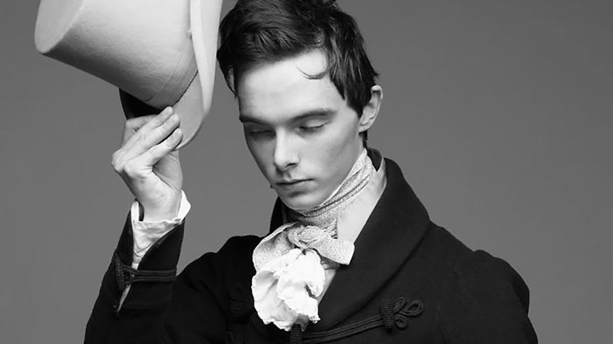 Молодий британець понад 11 років не носить сучасний одяг