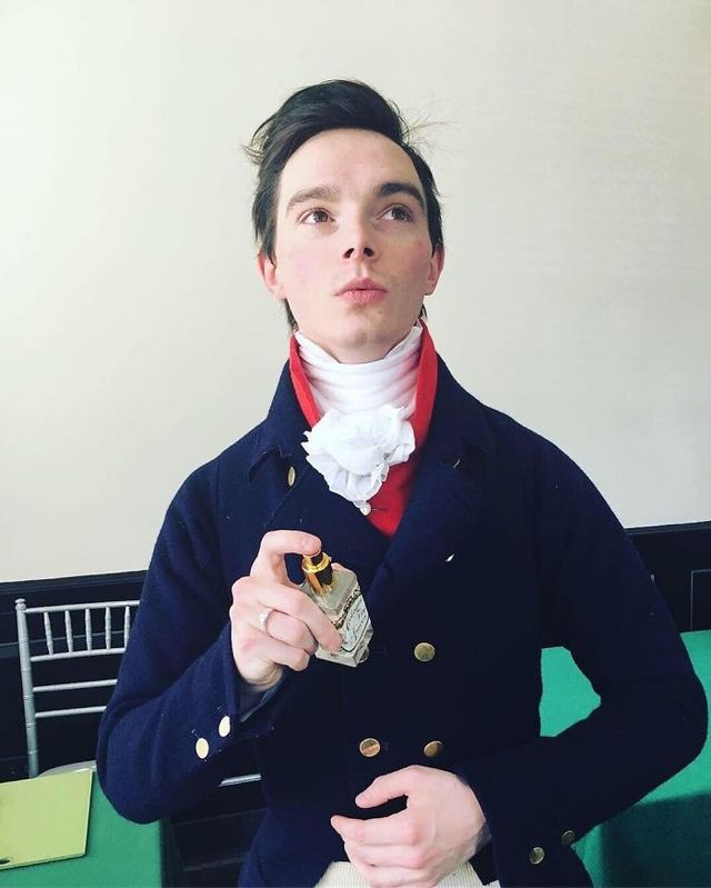 Молодий британець понад 11 років не носить сучасний одяг - фото 342091