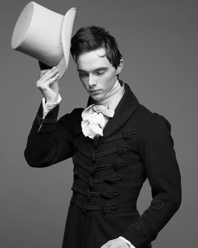 Молодий британець понад 11 років не носить сучасний одяг - фото 342093