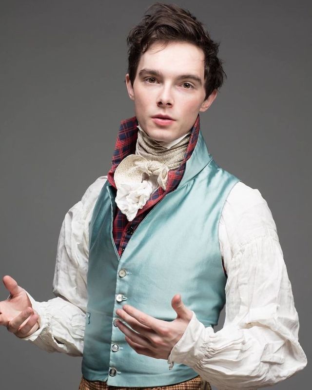 Молодий британець понад 11 років не носить сучасний одяг - фото 342094