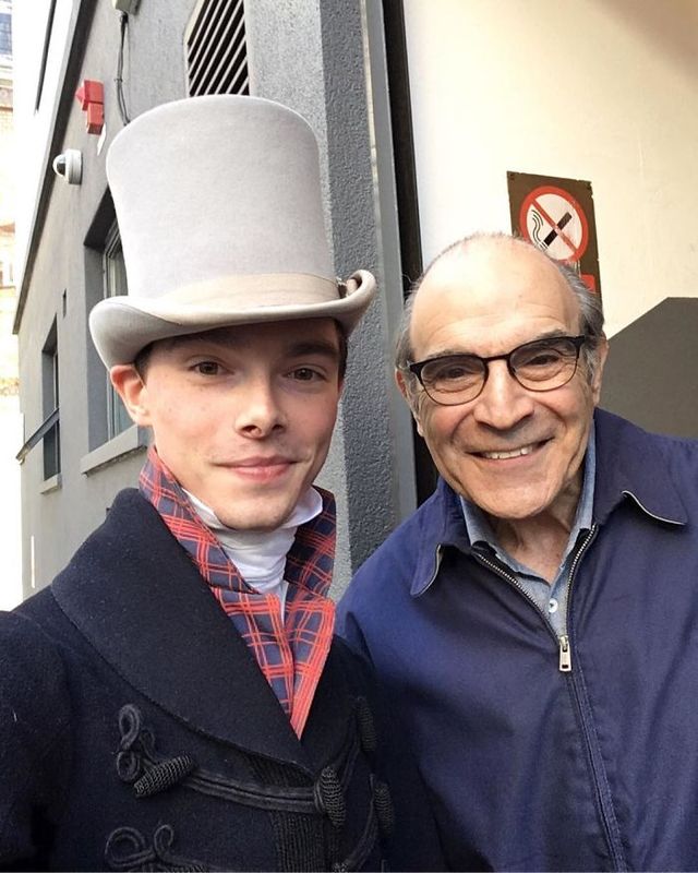 Молодий британець понад 11 років не носить сучасний одяг - фото 342095