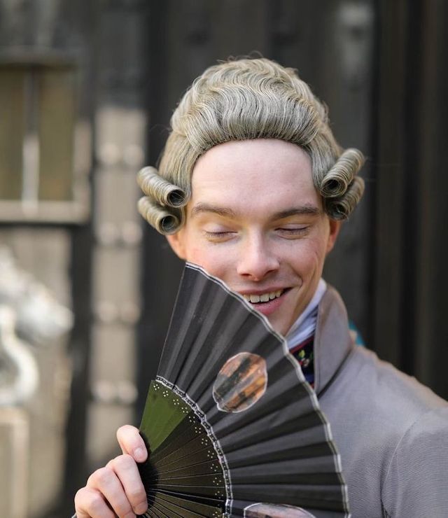 Молодий британець понад 11 років не носить сучасний одяг - фото 342096