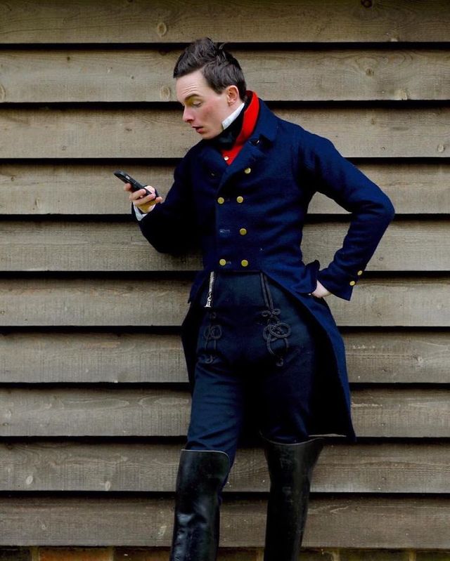 Молодий британець понад 11 років не носить сучасний одяг - фото 342097