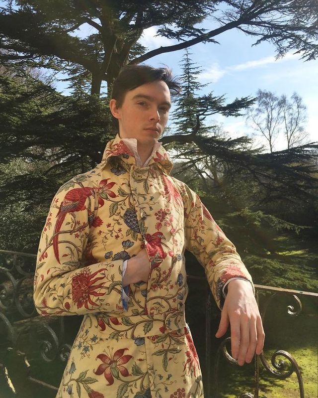 Молодий британець понад 11 років не носить сучасний одяг - фото 342098