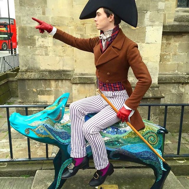 Молодий британець понад 11 років не носить сучасний одяг - фото 342099