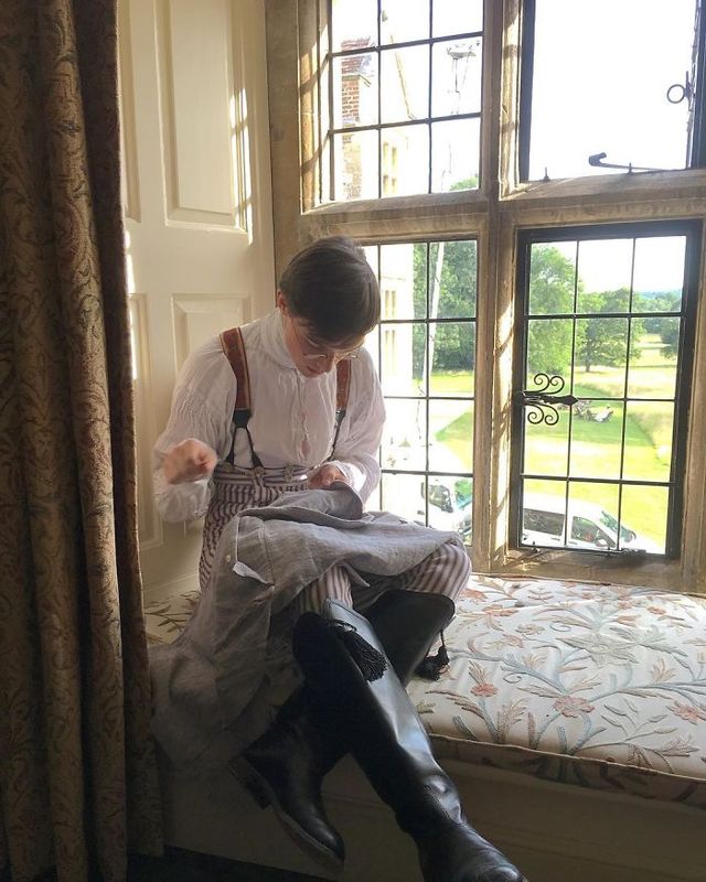 Молодий британець понад 11 років не носить сучасний одяг - фото 342100