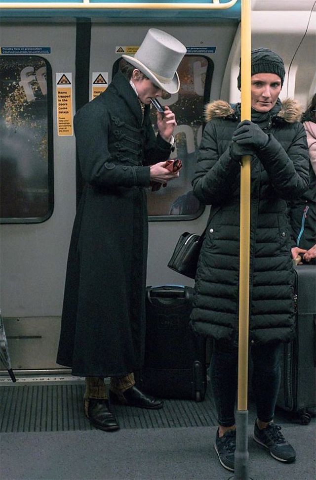 Молодий британець понад 11 років не носить сучасний одяг - фото 342101