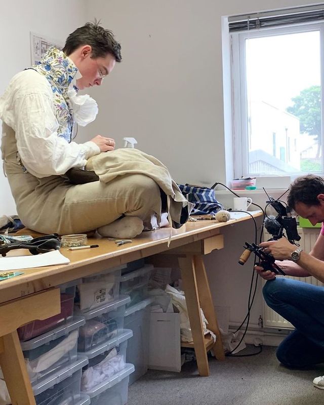 Молодий британець понад 11 років не носить сучасний одяг - фото 342102