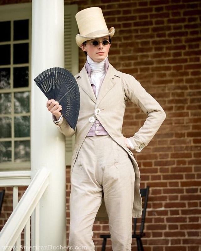 Молодий британець понад 11 років не носить сучасний одяг - фото 342103