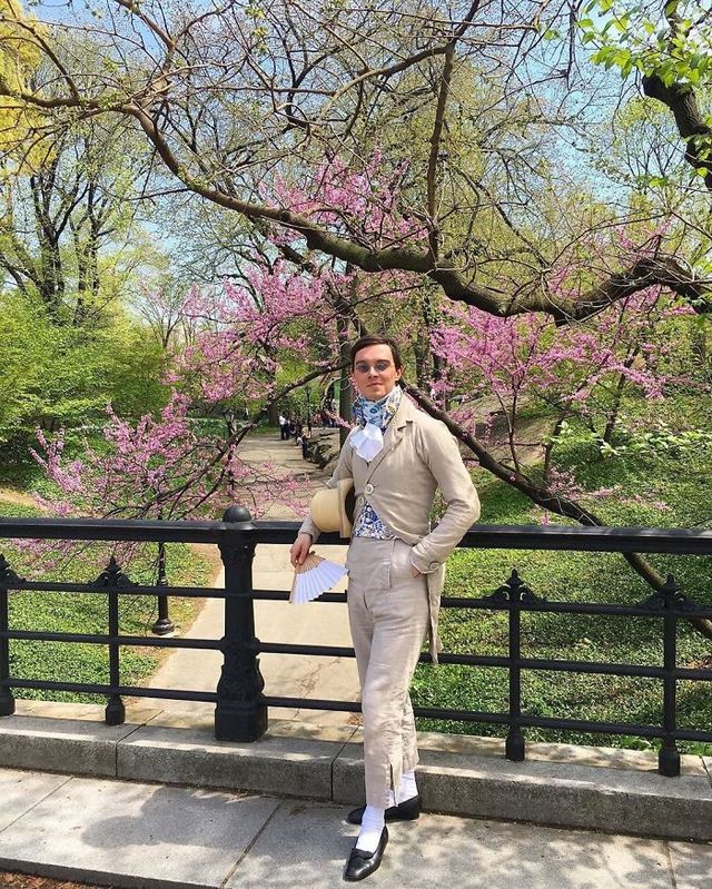 Молодий британець понад 11 років не носить сучасний одяг - фото 342104