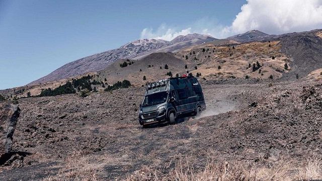 Німці поставили гамак на дах мікроавтобуса - фото 342246