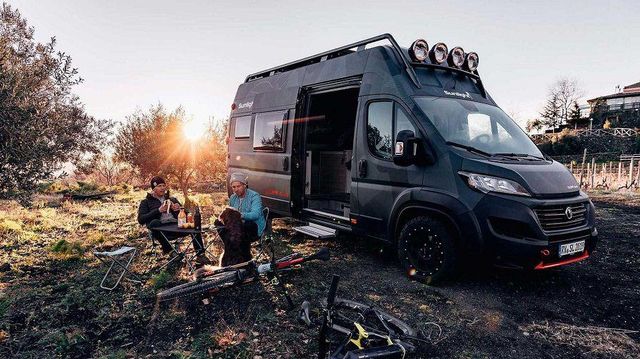 Німці поставили гамак на дах мікроавтобуса - фото 342247