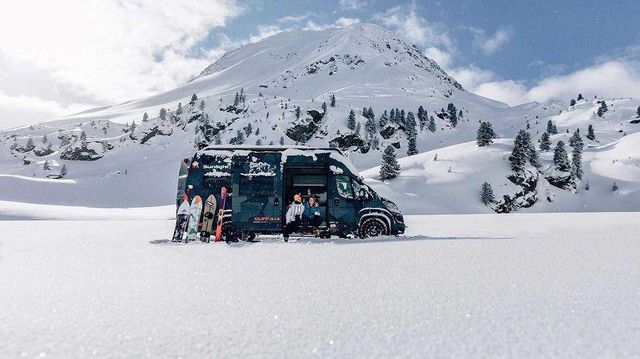 Німці поставили гамак на дах мікроавтобуса - фото 342249