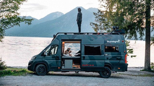 Німці поставили гамак на дах мікроавтобуса - фото 342250