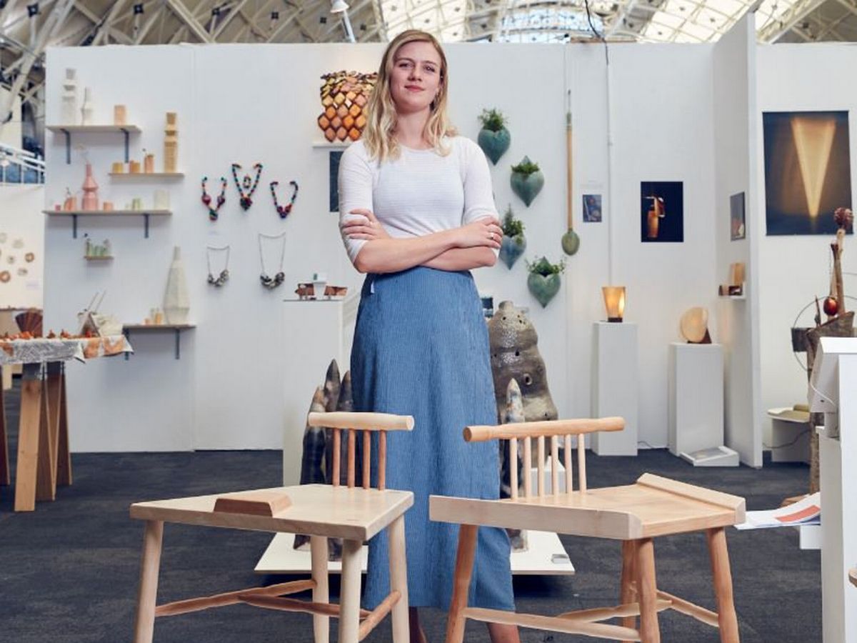 Зручно чи ні: британка створила стільці для жінок і чоловіків - фото 1