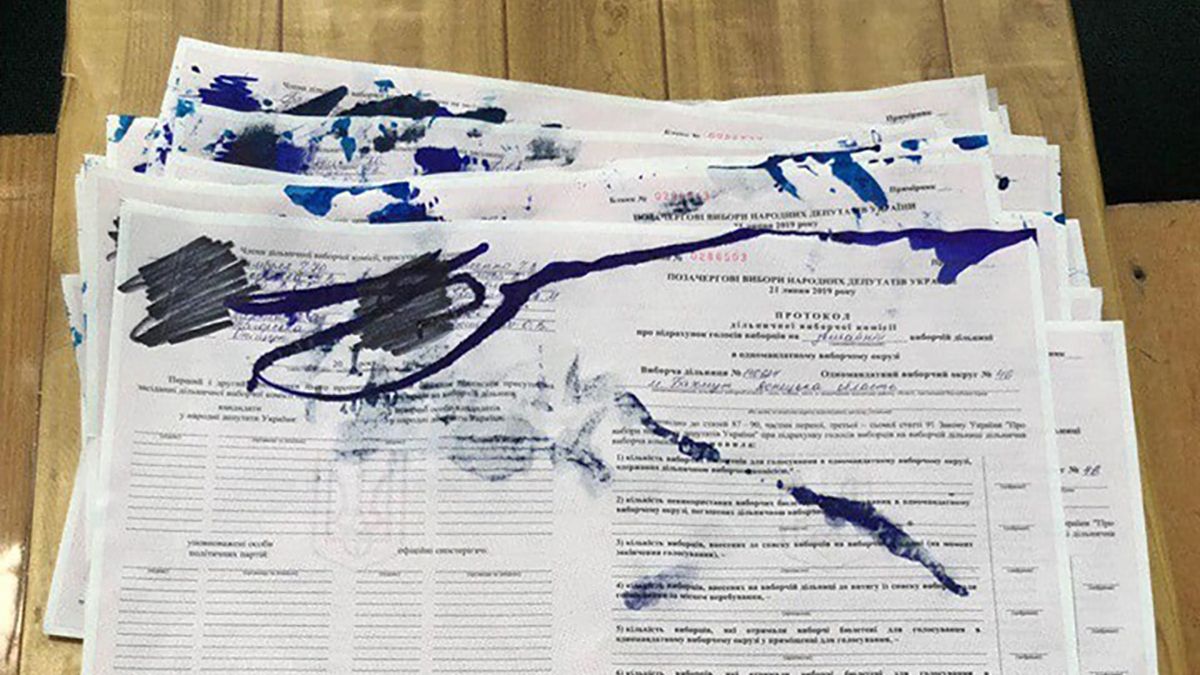 Зафіксовано першу спробу фальсифікації виборів (фотофакт)