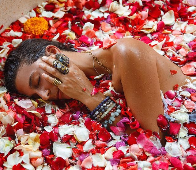 Дівчина тижня: гаряча 32-річна блогерка Крістіна Карілло-Букарам, яка досі незаймана (18+) - фото 342377