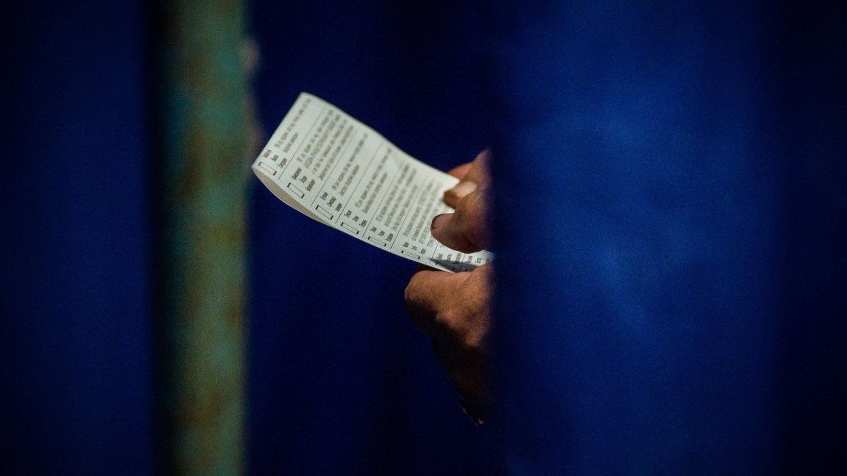 У Маріуполі виборець прикріпив до бюлетеня презерватив: фотофакт