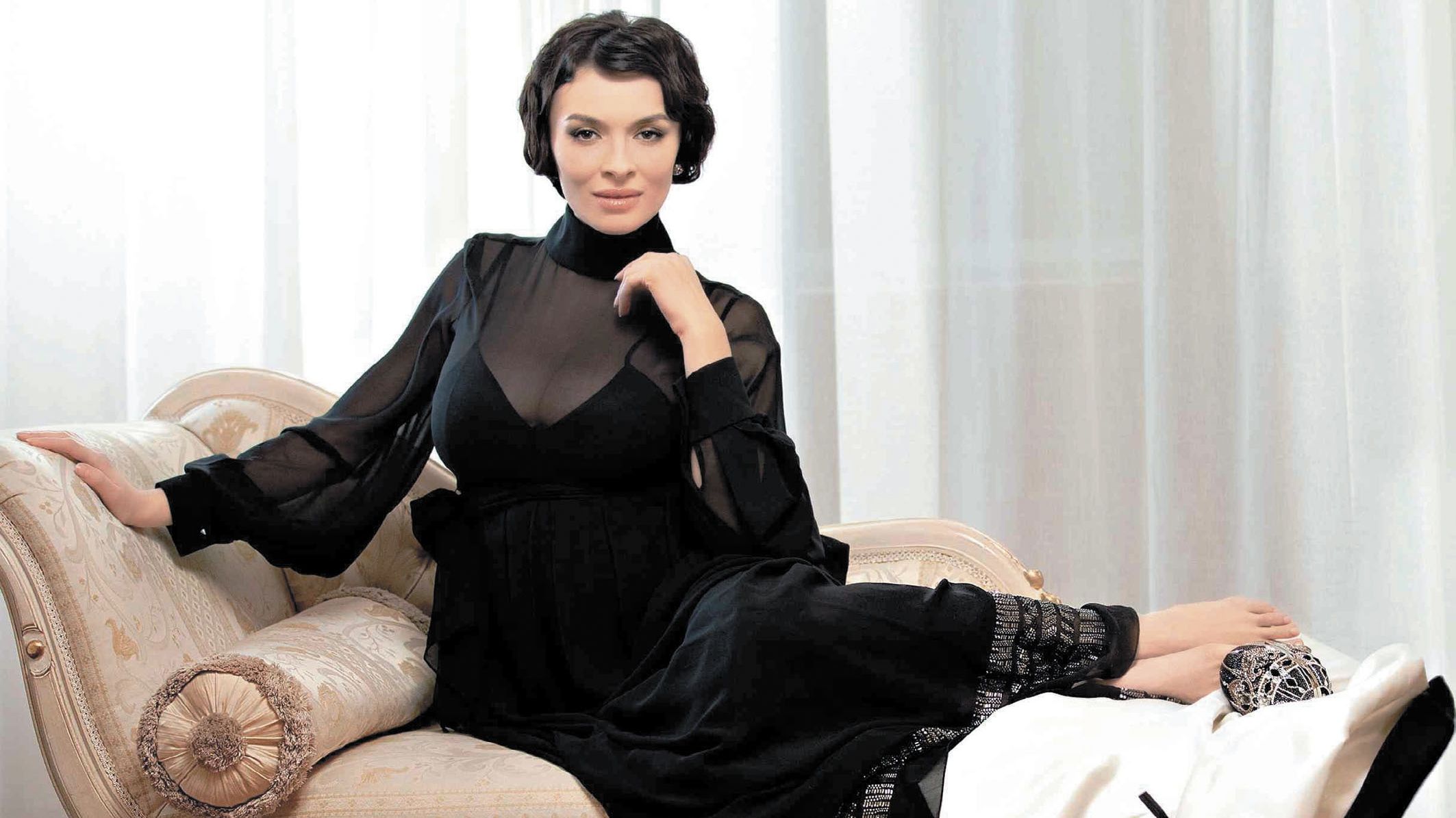 Сексуальна Надя Мейхер спокушає мережу соковитим тілом