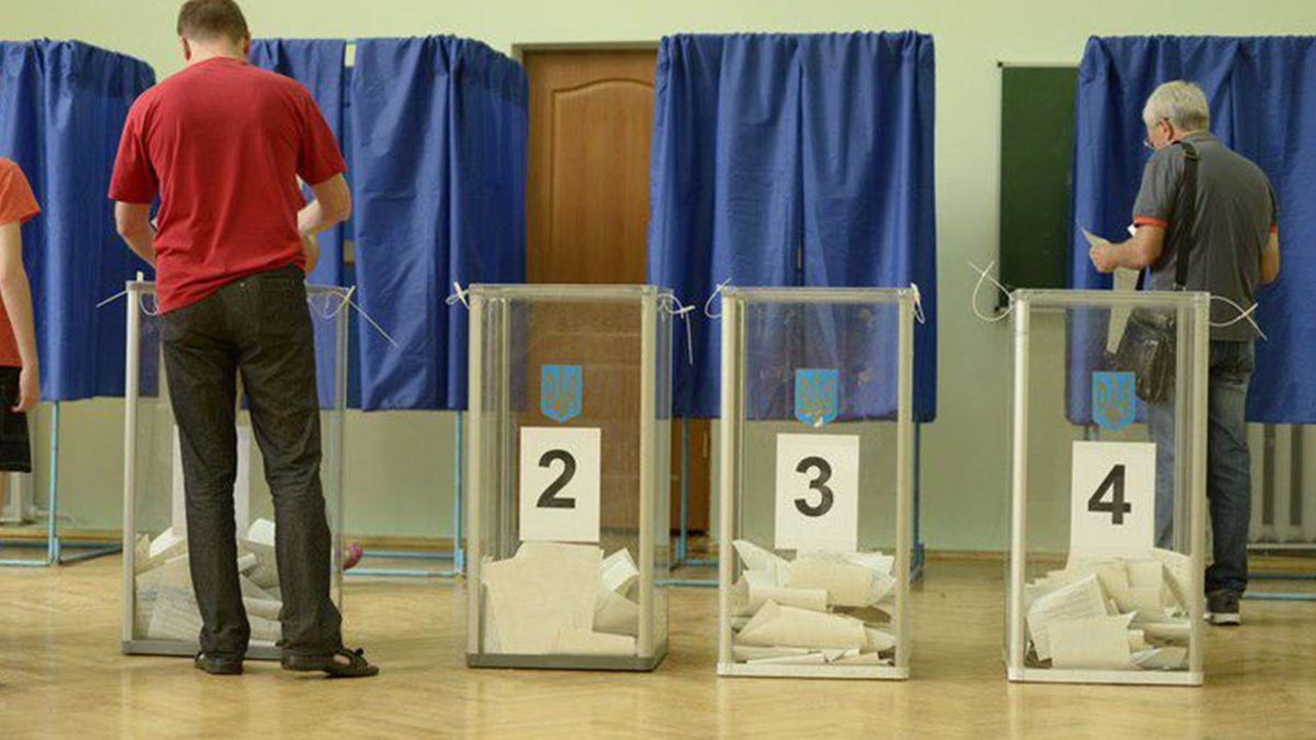 У Миколаєві чоловік під час голосування зняв труси