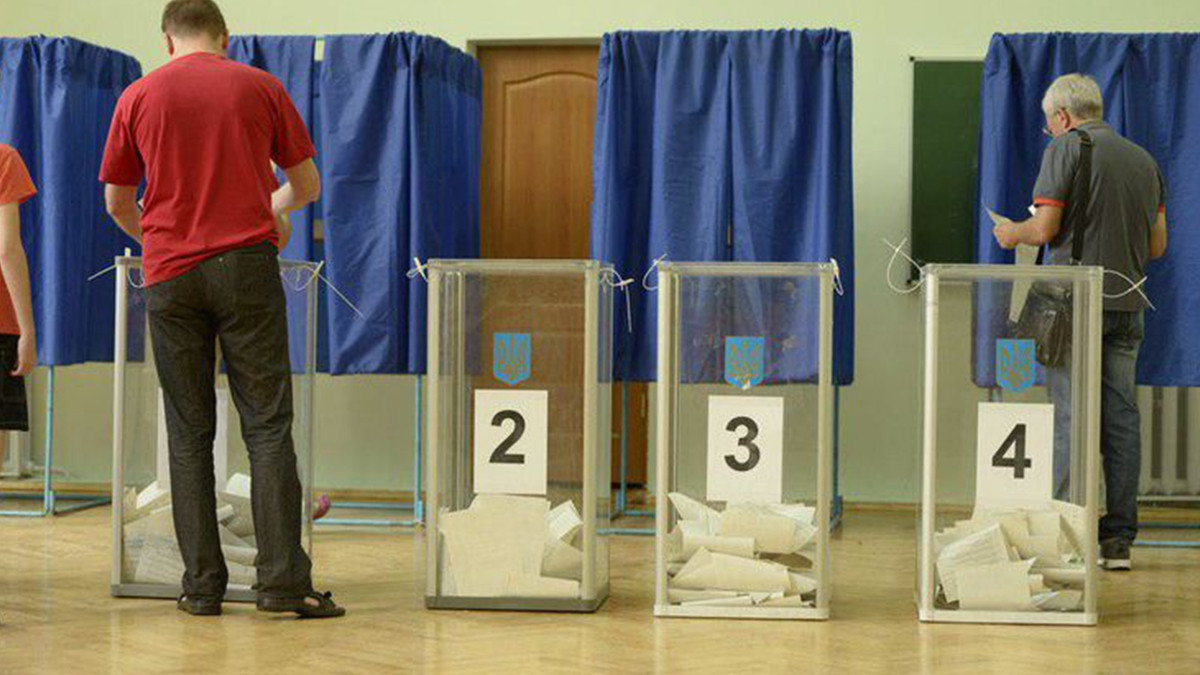 У Миколаєві чоловік під час голосування зняв труси - фото 1