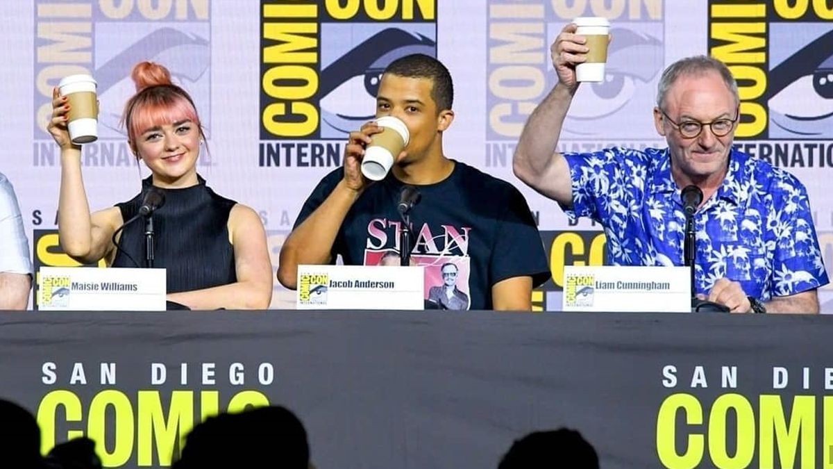 Зірки Гри престолів висміяли кіноляп з чашкою Starbucks - фото 1