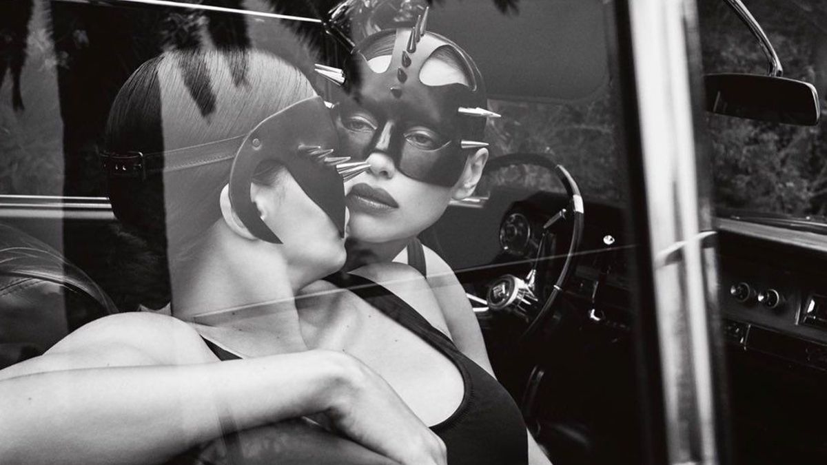 На фото зірка позує в машині - фото 1