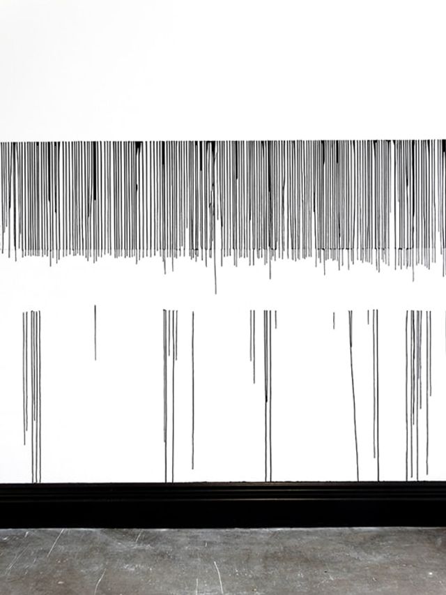 Дівчина наклеїла на стіну скотч і облила фарбою: результат вражає - фото 342756