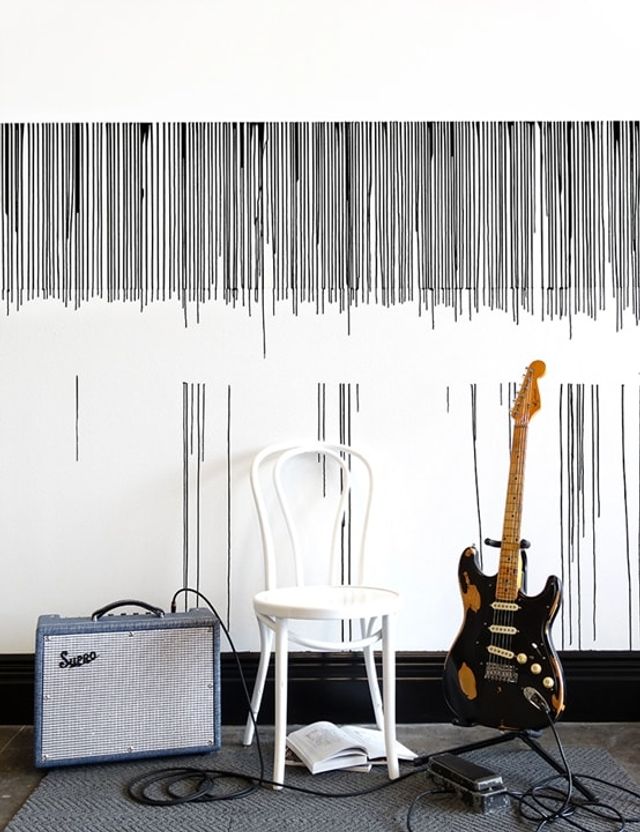 Дівчина наклеїла на стіну скотч і облила фарбою: результат вражає - фото 342757