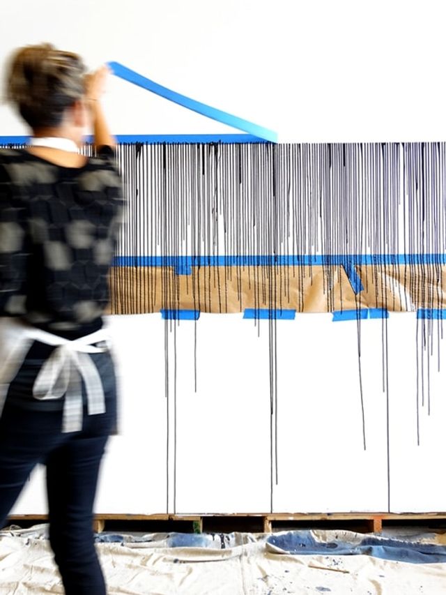 Дівчина наклеїла на стіну скотч і облила фарбою: результат вражає - фото 342759