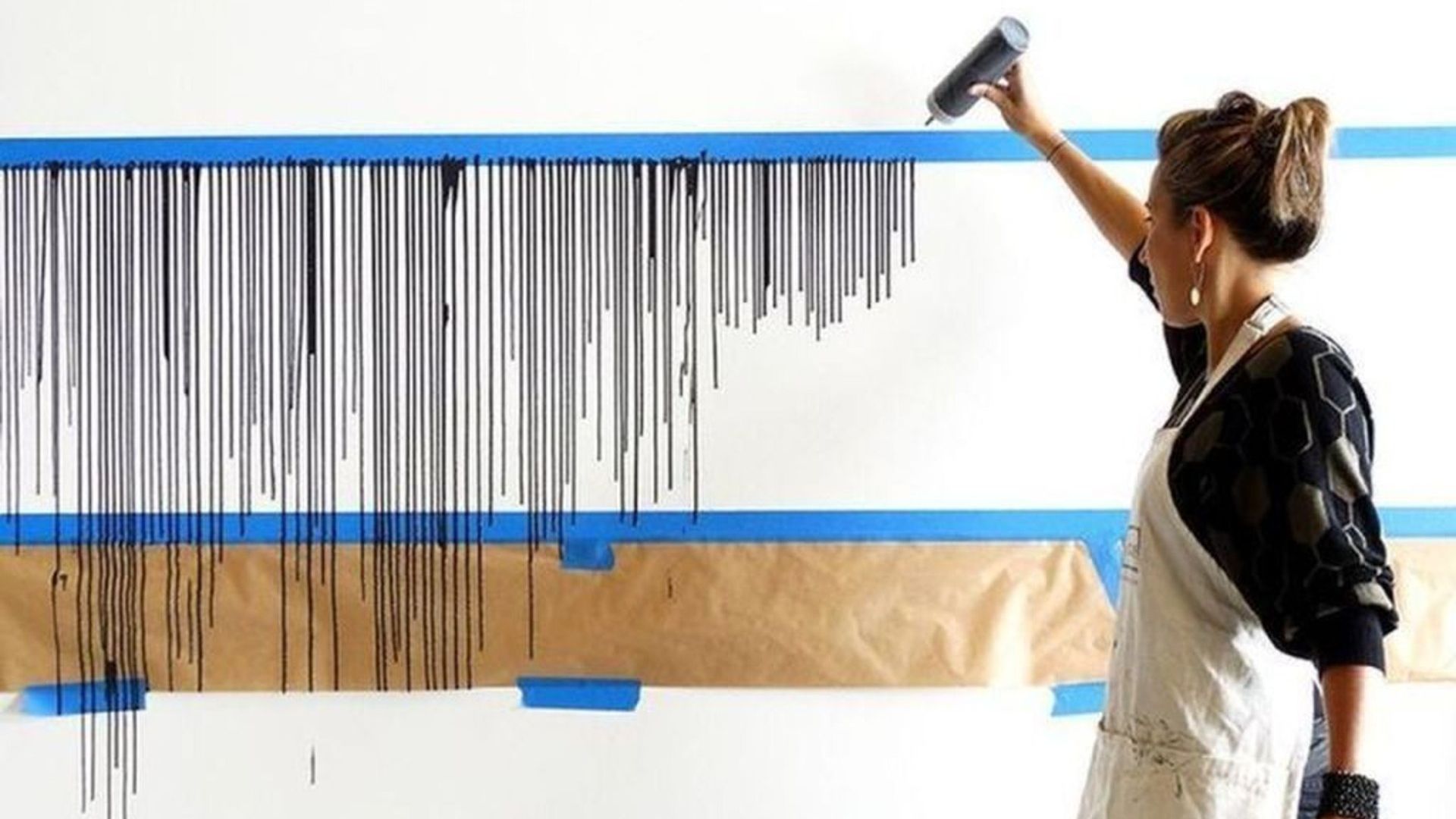 Дівчина наклеїла на стіну скотч і облила фарбою: результат вражає - фото 1