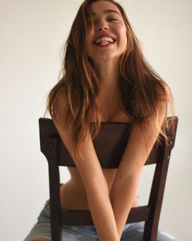 Відома бікіні-модель показала спокусливі фото топлес - фото 342839