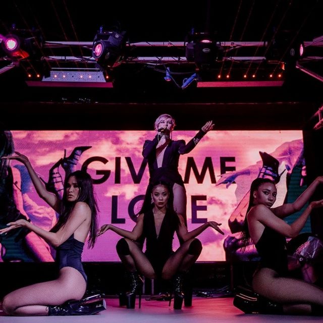 MARUV облила себе водою на сцені: гарячі кадри - фото 342956