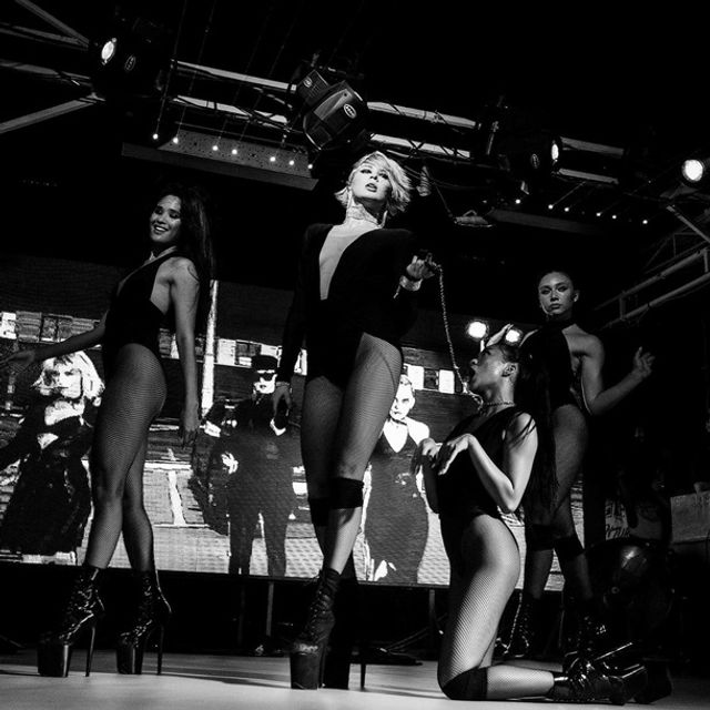 MARUV облила себе водою на сцені: гарячі кадри - фото 342957