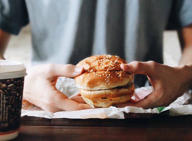 Часто підлітки віддають перевагу фастфуду - фото 343073