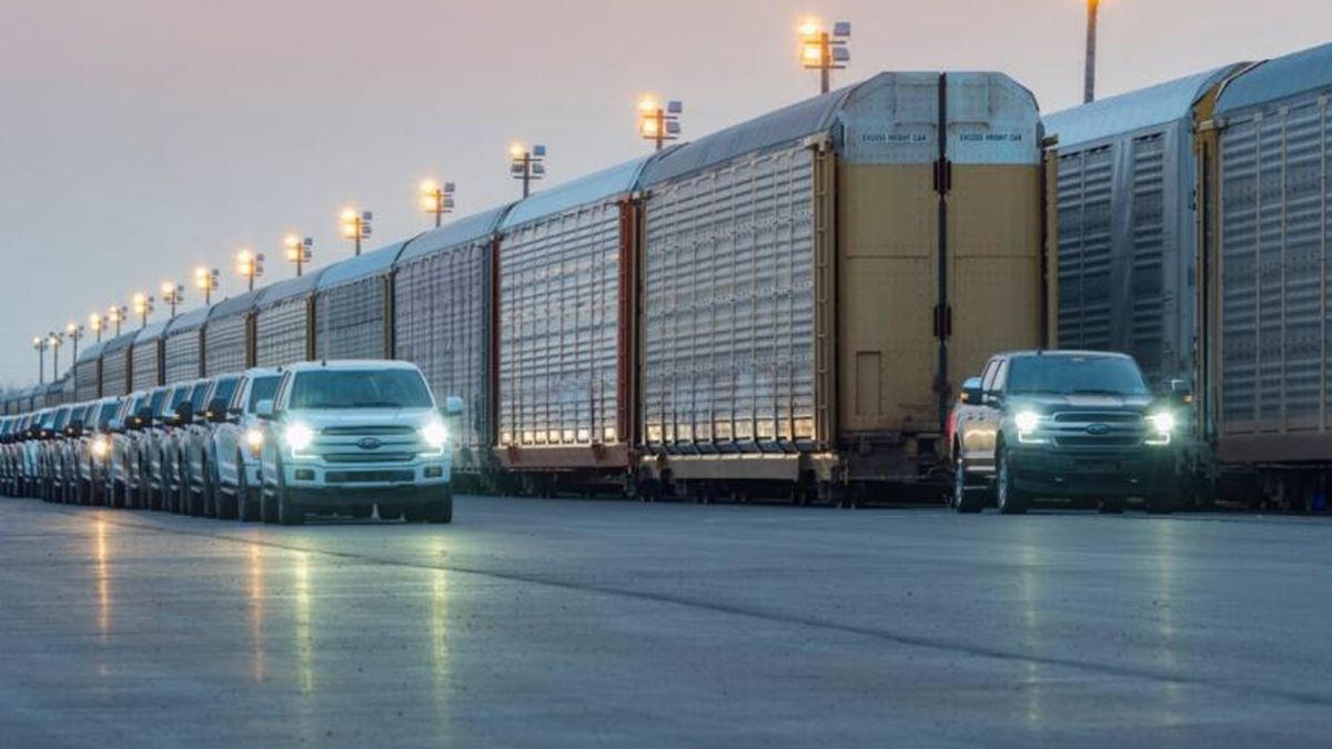 Електропікап Ford відбуксирував 450-тонний вантаж: відео