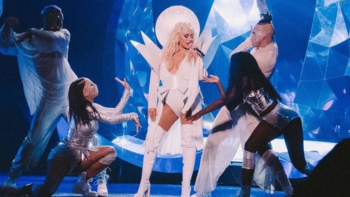 Крістіна Агілера впала зі сходів на сцені: епічне відео