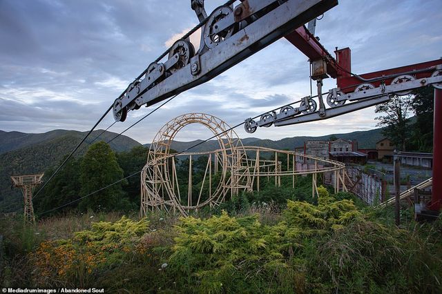 Закинутий парк атракціонів у США показали на атмосферних фото - фото 343163