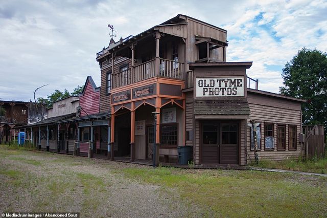 Закинутий парк атракціонів у США показали на атмосферних фото - фото 343167