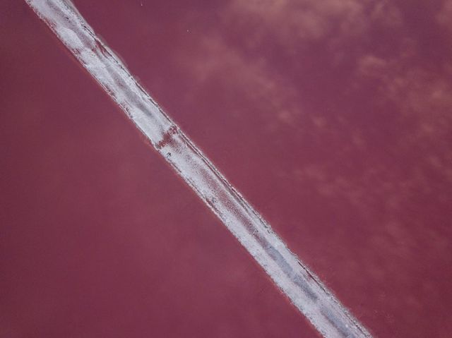 Рожеві озера і пустеля: блогерка показала неймовірні місця в Україні - фото 343516