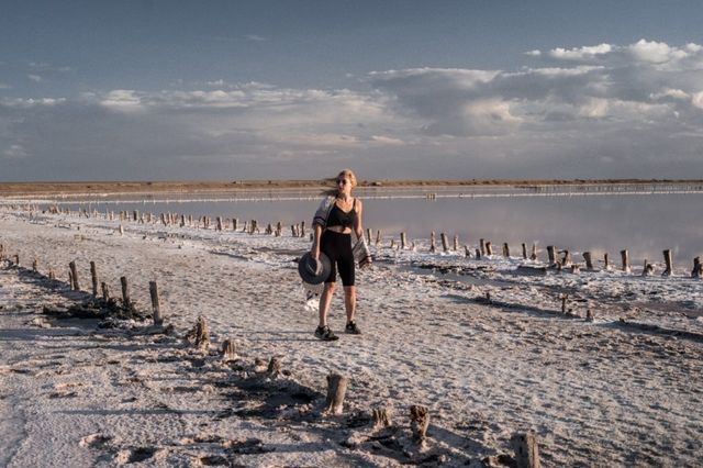 Рожеві озера і пустеля: блогерка показала неймовірні місця в Україні - фото 343521