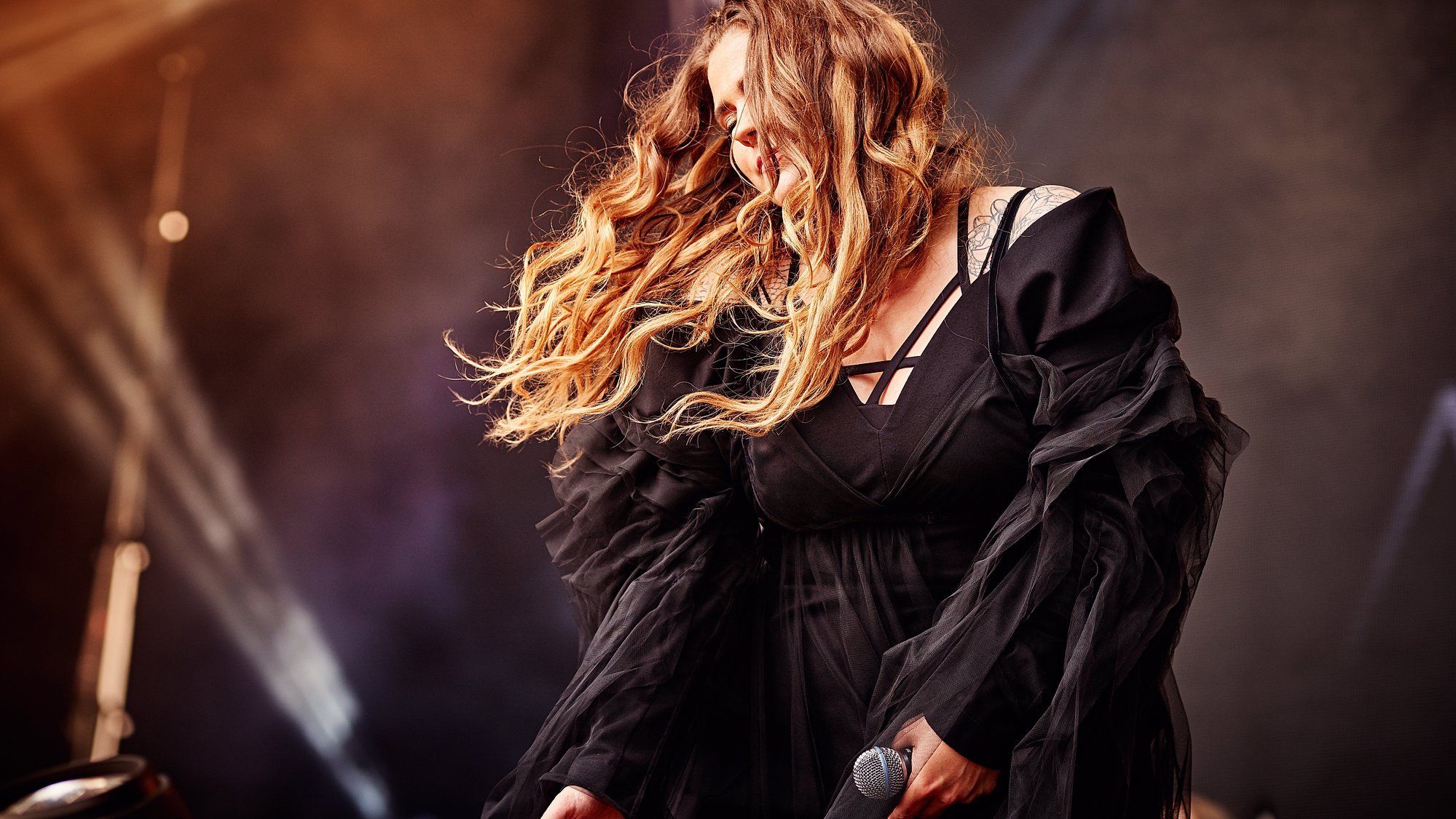 KAZKA у бікіні спокусливо оголила плечі на новому фото