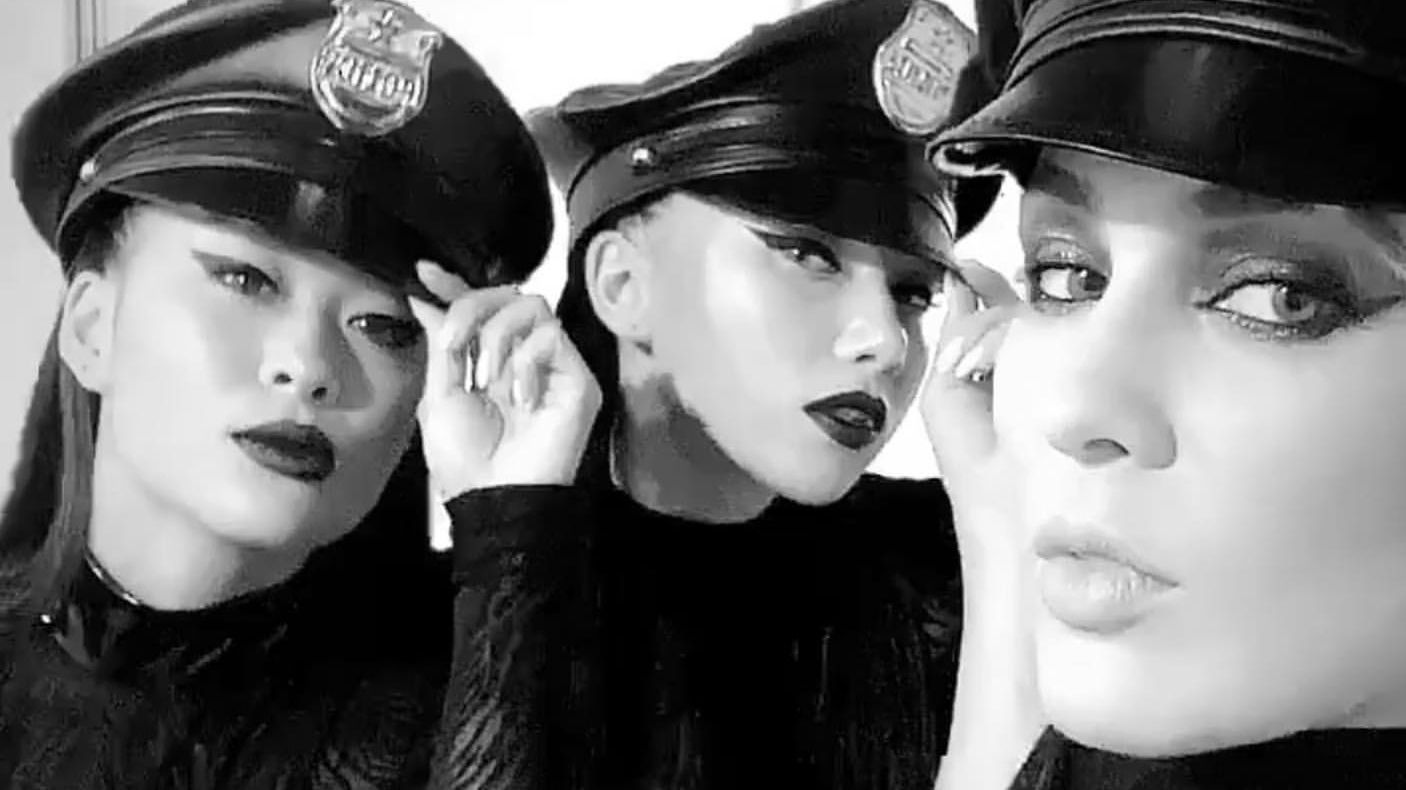 Сексуальна MARUV шокувала стрункими ногами у латексі