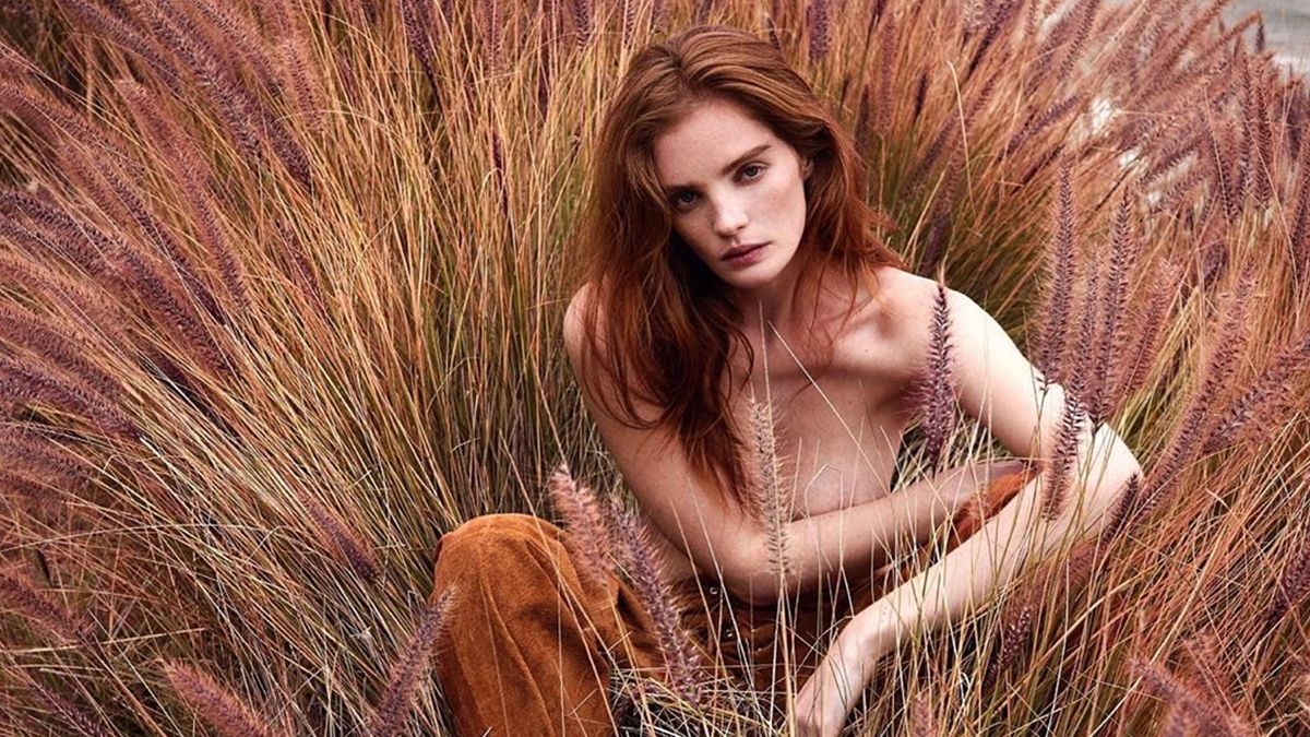 Модель Victoria's Secret спокушає розкішною фігурою в інтимній зйомці