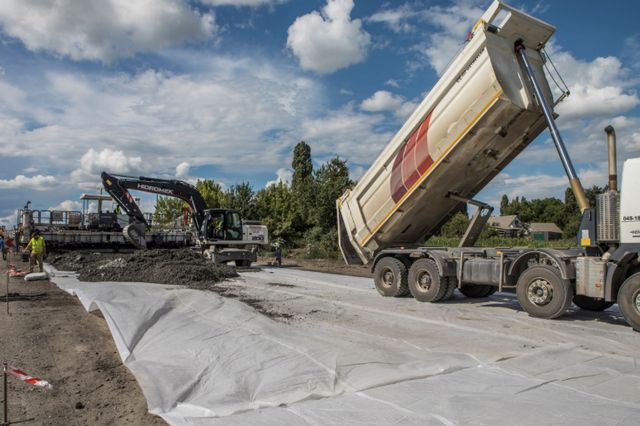 Як виглядає перше бетонне швидкісне шосе в Україні: фоторепортаж - фото 343653