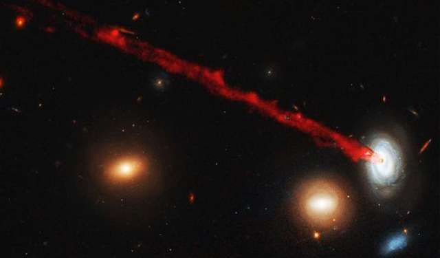 Hubble зняв вмираючу галактику під час виверження газу - фото 343679