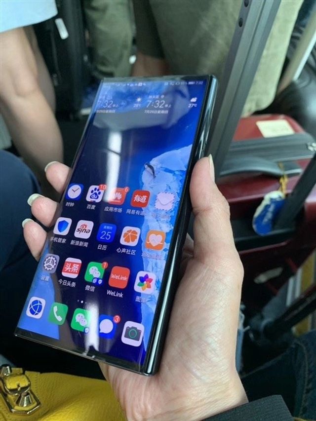 Глава Huawei показав оновлений варіант складного смартфона Mate X - фото 343718